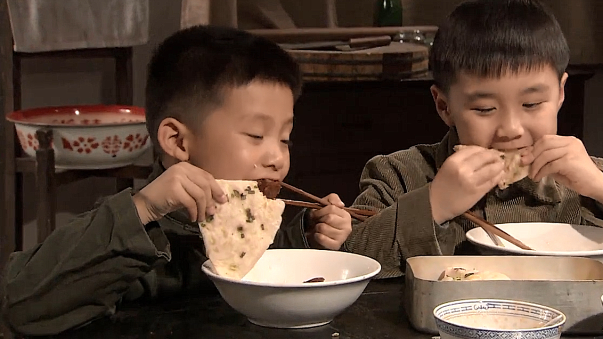 吃戏:鱼美人吃鸡腿,穿越小伙烤羊肉,孙老师吃红烧排骨